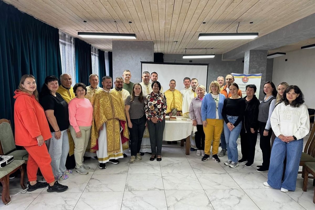 Духівники, психологи та координатори проєкту «Зцілення ран війни» пройшли тренінг із підтримки родин військовослужбовців