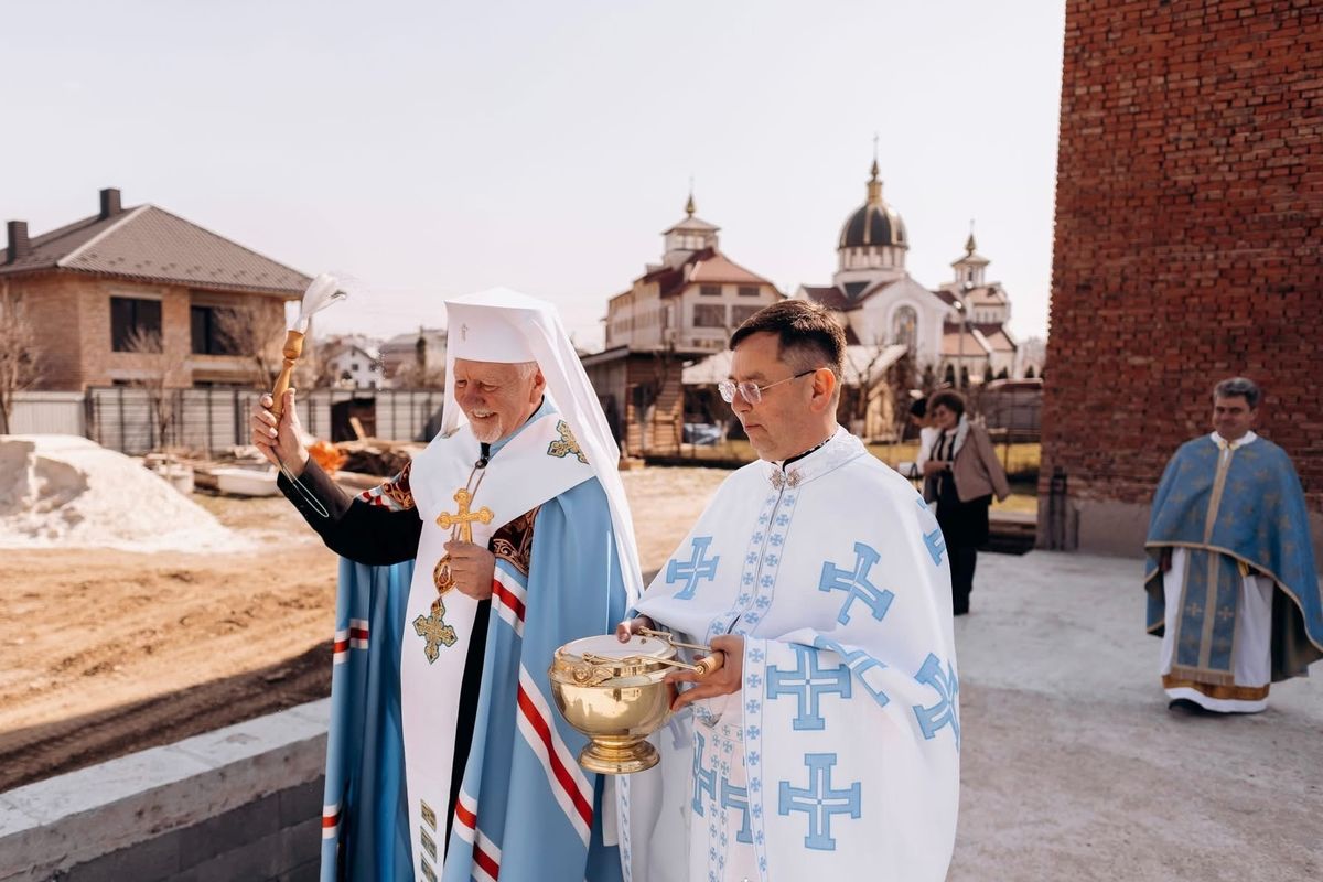 В Івано-Франківській архиєпархії освятили наріжний камінь майбутнього центру реабілітації та паліативної допомоги