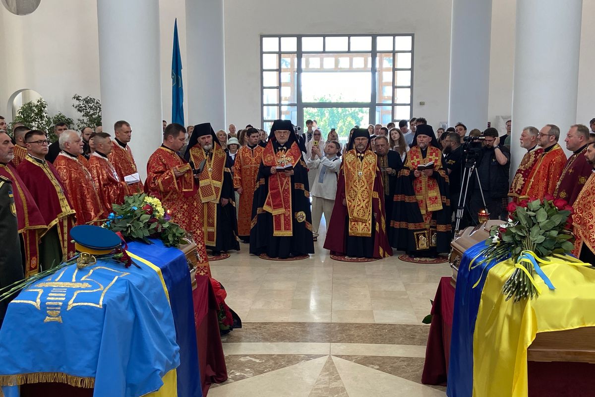 «Народ, який повертає своїх Героїв, повертає самого себе», — владика Йосиф Мілян під час перепоховання Андрія і Софії Мельників
