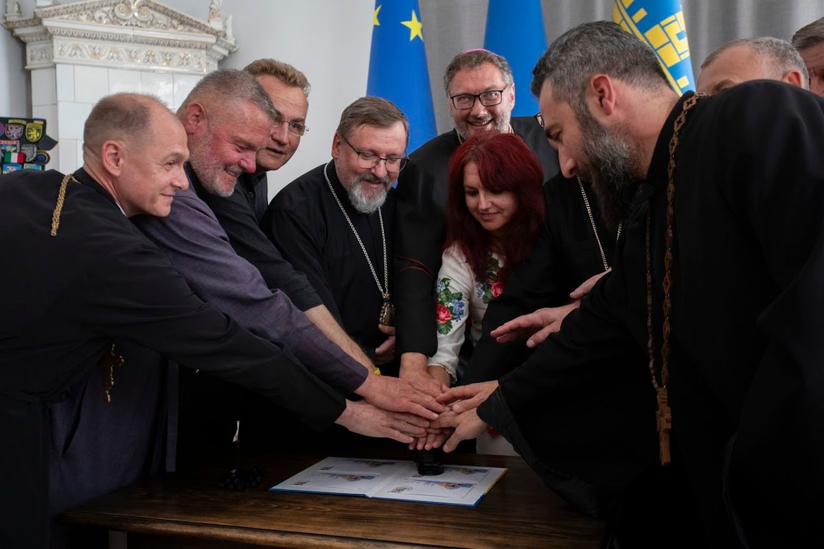 У Львові урочисто погасили поштову марку до 25-річчя візиту святого Івана Павла ІІ в Україну