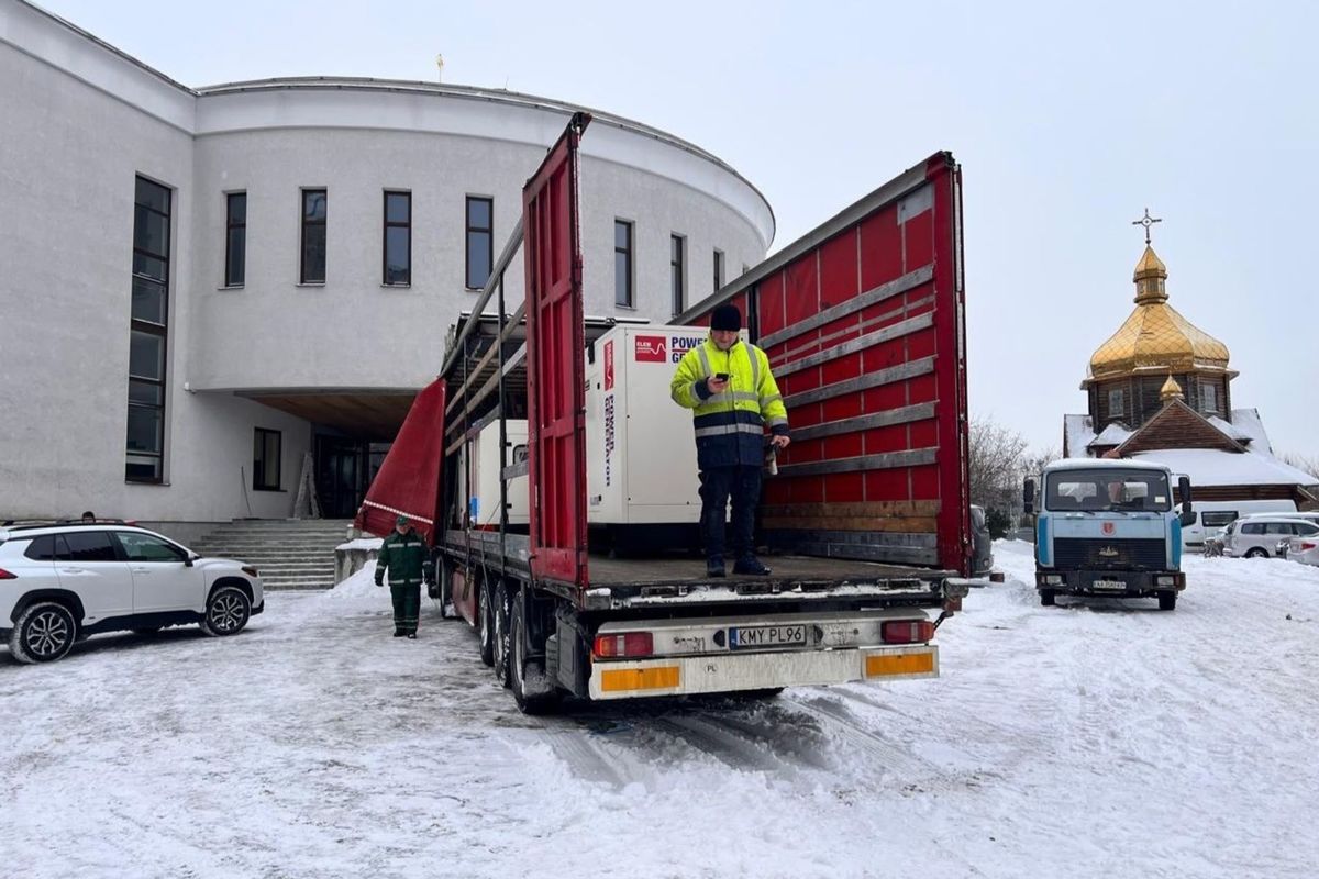Подільський і Голосіївський райони Києва отримали від УГКЦ генератори, які передав кардинал Ґжеґож Рись